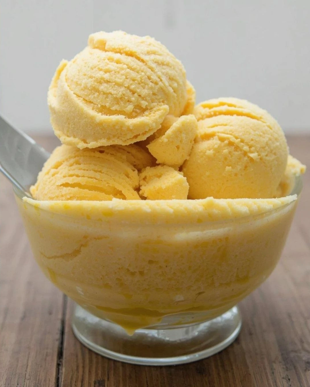 Bolas de helado amarillo brillante de mango