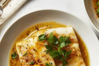 Filete de pescado blanco al vapor con salsa de ajo