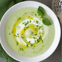 Sopa fría cremosa de pepino y yogurt en tazón