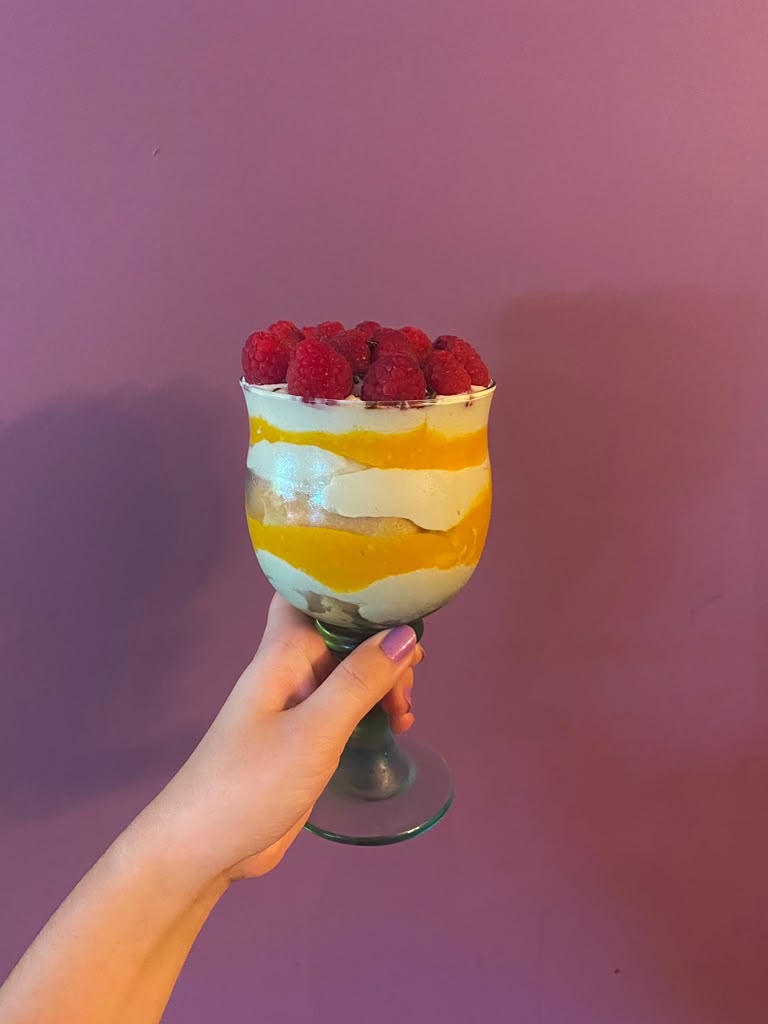 Copa De Tiramisu De Mango Con Fresa