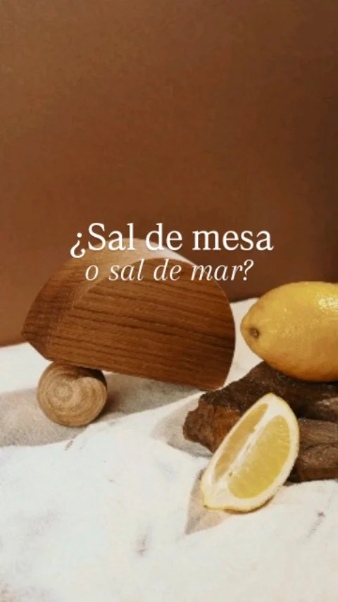 ¿Sal fina o sal de grano? 🤔En la cocina, no solo importa cuánta sal usas, ¡sino cuál eliges! En Sabores de mi Cocina siempre preferimos la sal de grano para cocinar: nos da una costra irresistible en las proteínas y un control total de la sazón. 🥩🔥Deja la sal fina solo para el salero de la mesa y eleva tus platos al siguiente nivel. 🔝👇 Cuéntame, ¿tú cuál usas más para cocinar en casa? ¡Te leo en los comentarios!