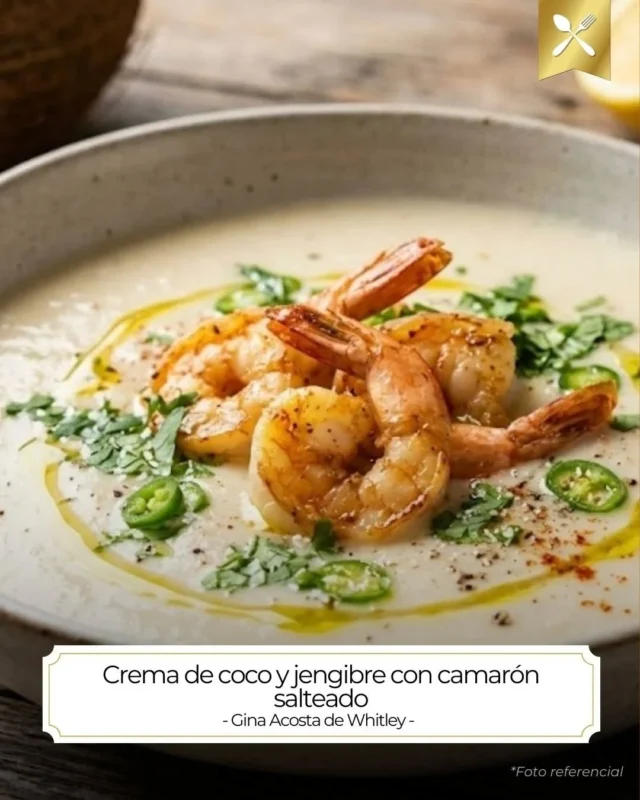 ¡Esta Crema de Coco y Jengibre con Camarones es puro amor! ✨Una base sedosa, aromática y súper tersa (gracias al truco de la papa 🤫) que resalta el sabor del jengibre fresco. El toque final lo dan los camarones salteados con un toque de paprika ahumada y el jugo de limón amarillo. ¡Ligera y espectacular para cualquier cena! 🍋🥥👇 Cuéntame, ¿con qué acompañarías esta crema: crutones o unos totopos de maíz? ¡Te leo!