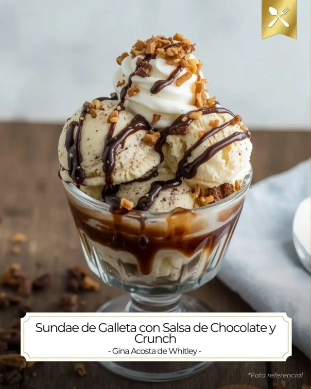 ¡El Sundae definitivo para los amantes del crunch! 🍦🍪🍫¿Por qué conformarse con un helado simple cuando puedes tenerlo todo? Capas de helado cremoso, trozos de galleta crujiente y un baño generoso de chocolate. 🤤 Es el postre perfecto para cualquier momento del día.👇 ¿Cuál es tu topping indispensable en un sundae: nueces, chispas o más galleta? 👇🔗 Guarda esta receta para tu próximo "momento dulce". 😉📩