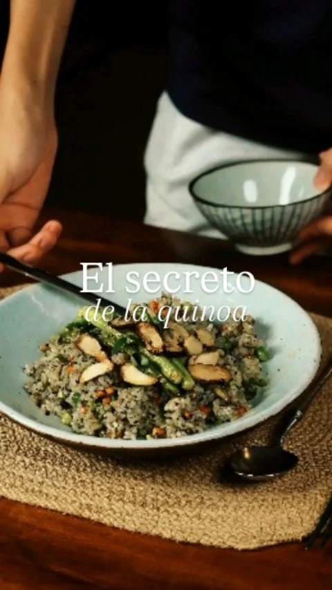 Does your quinoa salad feel a little... boring? 🥗✨Sometimes the simplest things make the difference between an "average" dish and a restaurant-quality one. 🥢 The secret is in the temperature: if you add balsamic vinegar while the quinoa is still warm, the grains open up and absorb all that deep, slightly sweet flavor.Not only does it taste better, it looks incredible with that professional finish!Let's get to work! The table is set and all that's missing is you to give it the seal of approval.What's your "secret" ingredient to elevate your salads? Tell me in the comments! 👇
