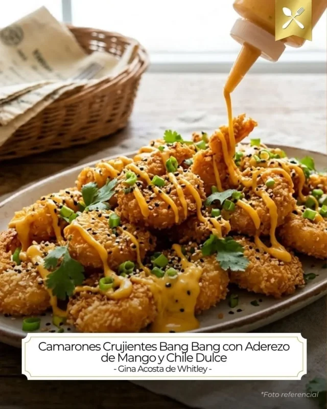 Today we give a spectacular twist to a classic with these crispy Bang Bang Shrimp with mango and sweet chili dressing.The secret is in the double contrast: we achieve an ultra-crispy breading using panko, and then lightly coat them in a blended mango sauce with mayonnaise, sweet chili, and sriracha that is silky, sweet, and with just the right amount of spice. We crown with chives, sesame seeds, and fresh cilantro to finish with a flourish. Ideal for a weekend snack with friends!👇 What would you like to pair these shrimp with: with a well-chilled beer or with a refreshing cocktail? I'll read you below! 👇The table is set, only you are missing.