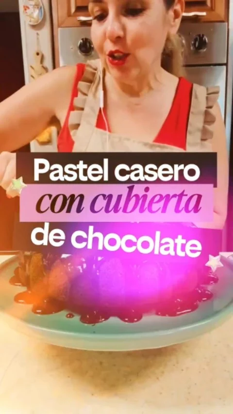 ¡El pastel casero definitivo para los días lluviosos! 🍊🍫☁️IngredientesPara el pastel:** 260 g de harina de trigo
* 1 cdita. de polvo para hornear
* ½ cdita. de sal
* 4 zanahorias grandes (cortadas en trozos)
* ½ taza de aceite vegetal
* ¾ taza de crema de coco
* 3 huevos
* 1 cdita. de esencia de vainilla
* 1 taza de azúcar (añadida al licuar)
* La ralladura de 1 naranjaPara el glaseado:* 115 g de chispas o trozos de chocolate
* Jugo de naranja caliente (el necesario para fundir el chocolate)
* 1 cdita. de aceite vegetal (para dar brillo)
* Chispas o granillo de chocolate para decorarPreparación rápida:1. Secos: Cierne la harina con el polvo para hornear y la sal en un bowl espacioso. Reservar.
2. Licuar: Agrega a la licuadora las zanahorias, el aceite, la crema de coco, los huevos, la ralladura de naranja, la vainilla y el azúcar. Licúa por 2 minutos hasta obtener una mezcla tersa y suave.
3. Integrar: Vierte lo licuado sobre los ingredientes secos y mezcla suavemente con una espátula o batidor de globo hasta integrar por completo.
4. Hornear: Pasa la mezcla a un molde tipo bundt previamente engrasado. Hornea a 350 °F (175 °C) durante 45 minutos. Retira, deja enfriar un poco y desmolda con cuidado.
5. Glaseado: Vierte el jugo de naranja caliente sobre el chocolate, añade el toque de aceite vegetal y mezcla bien hasta lograr una salsa brillante y homogénea.
6. Montaje: Baña el pastel con el glaseado y decora con granillo de chocolate por encima. ¡A disfrutar!👇 ¿Con qué bebida acompañarías una rebanada de este pastel: café, té o un chocolate caliente? ¡Te leo abajo!👇La mesa está puesta, solo me faltas tú. ❤️