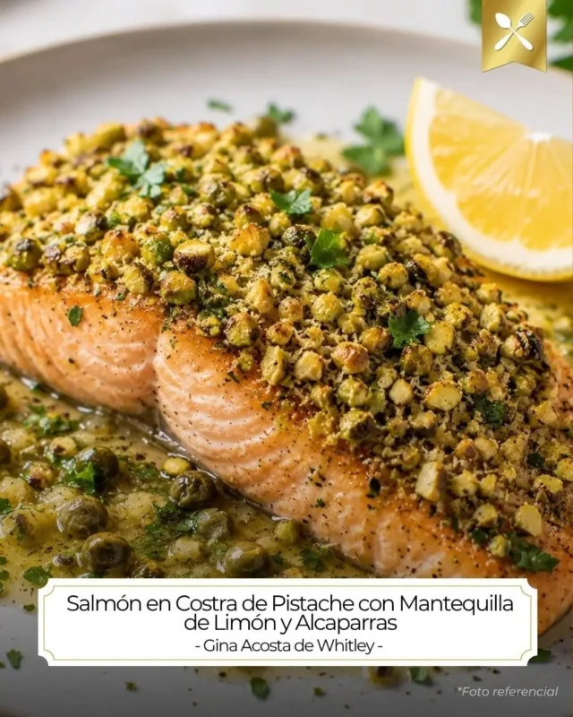 El día que descubres cómo se complementan la mostaza, el pistache y el salmón, tu forma de cocinar pescado cambia para siempre... 🐟🥑✨Hoy te invito a enamorarte de este plato espectacular: filetes de salmón ultra jugosos cubiertos con una costra dorada y crujiente de pistache con parmesano, todo bañado en una delicada y fresca mantequilla de limón con alcaparras. Una combinación de texturas que es una auténtica fiesta en el paladar. 🤤👇 ¿Prefieres el salmón en preparaciones calientes al horno o en frío como el sushi? ¡Cuéntame abajo y corre al enlace de mi biografía para ver la receta completa en la web!La mesa está puesta, solo me faltas tú. ❤️