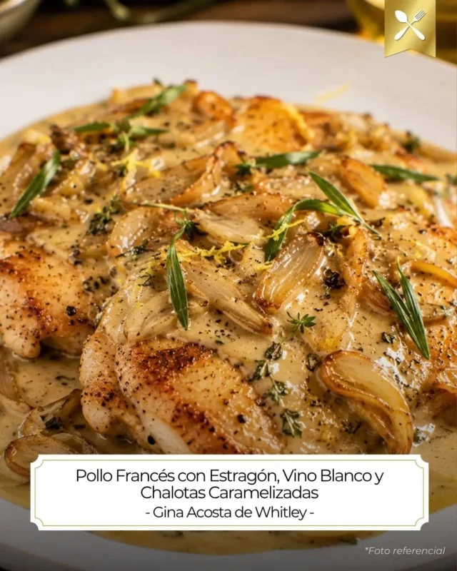 El secreto de un pollo de restaurante está en aplanar la carne y emulsionar la salsa al final... 🤤🔥Este Pollo Francés con Estragón, Vino Blanco y Chalotas Caramelizadas es una verdadera joya culinaria: pechugas jugosas con una ligera costra dorada, bañadas en una salsa cremosa enriquecida con vino, el toque dulce de las chalotas y el aroma inconfundible del estragón fresco. Un plato refinado y reconfortante perfecto para cualquier ocasión.👇 ¿Acostumbras a usar hierbas frescas como el estragón en tu cocina o eres más de las clásicas como el cilantro y el perejil? ¡Cuéntame en los comentarios y corre al enlace de mi biografía para la receta completa!La mesa está puesta, solo me faltas tú. ❤️