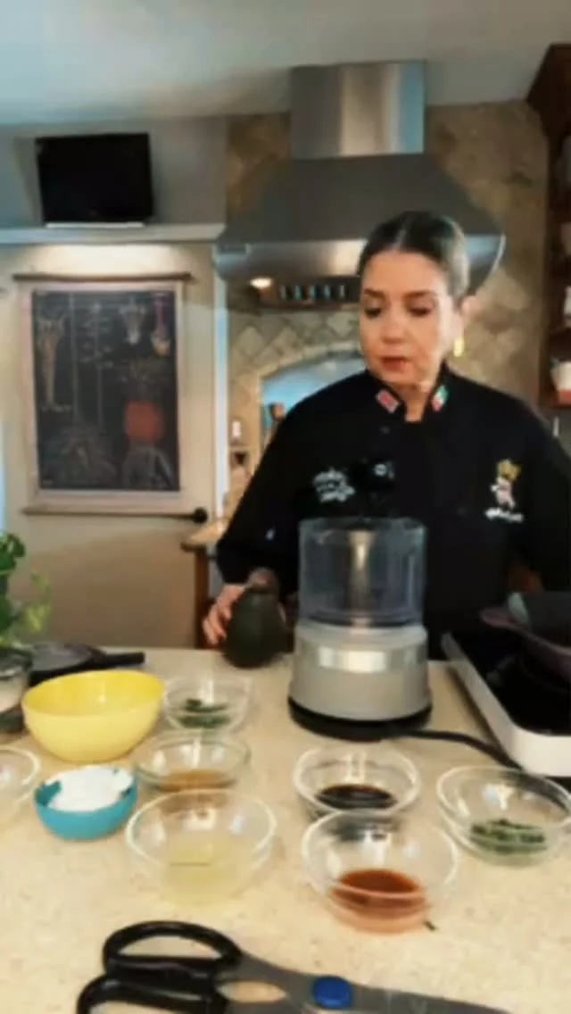 ¡La forma correcta de cortar un aguacate! 🥑🔪✨
¿Sabías que la forma en que cortas tu aguacate puede cambiar por completo tus presentaciones? Cortarlo a lo largo por la mitad y de manera transversal te da rebanadas perfectas, parejitas y facilísimas de manipular para tus ensaladas o platillos gourmet. 🥑👌👇 ¿Conocías este truco o eres de los que siempre lo corta a la mitad tradicional? ¡Cuéntame en los comentarios y guarda este video para que no se te olvide!La mesa está puesta, solo me faltas tú. ❤️