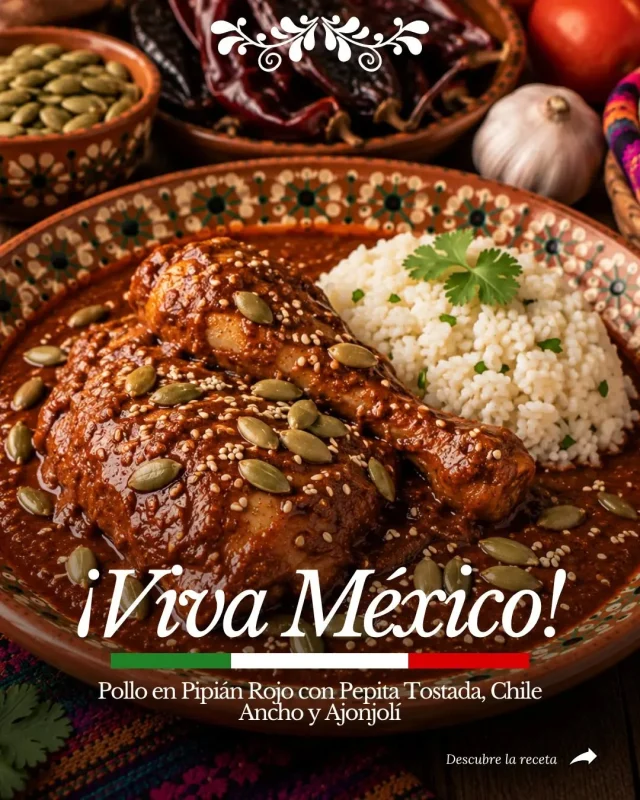 Hay recetas que saben a tradición desde el primer bocado. 🇲🇽❤️Hoy preparamos Pollo en Pipián Rojo con Pepita Tostada, Chile Ancho y Ajonjolí: pollo jugoso bañado en una salsa profunda y aterciopelada, preparada con pepitas tostadas, chile ancho, guajillo, jitomate y especias. 🌶️✨El toque final de pepitas y ajonjolí tostado aporta ese contraste de textura que hace este platillo todavía más especial. Acompañado de arroz blanco y tortillas calientitas… ¡una verdadera delicia! 🍗🍚👇 ¿Ya habías probado el pipián rojo? Cuéntame en los comentarios y encuentra la receta completa en mi página web. ¡El enlace está disponible en mis Historias!¡Seguimos celebrando los sabores de México! 🇲🇽❤️