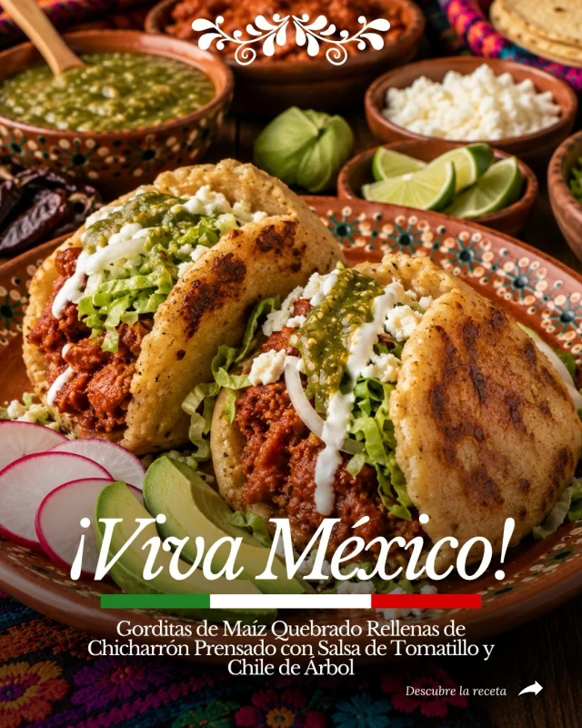 Hay sabores mexicanos que se disfrutan mejor con las manos. 🇲🇽❤️Hoy preparamos unas deliciosas Gorditas de Maíz Quebrado Rellenas de Chicharrón Prensado, ligeramente doradas para conseguir ese contraste perfecto entre una superficie crujiente y una masa suave por dentro. 🌽✨Las acompañamos con salsa de tomatillo y chile de árbol, lechuga fresca, queso, crema, cebolla, rábano y aguacate. 🌶️🥑 Una combinación de sabores y texturas que celebra toda la riqueza de nuestra cocina mexicana.👇 ¿Tú cómo prefieres las gorditas: doraditas o solo al comal? Cuéntame en los comentarios y encuentra la receta completa en mi página web. ¡El enlace está disponible en mis Historias!¡Seguimos celebrando los sabores de México! 🇲🇽❤️La mesa está puesta, solo me faltas tú. ❤️