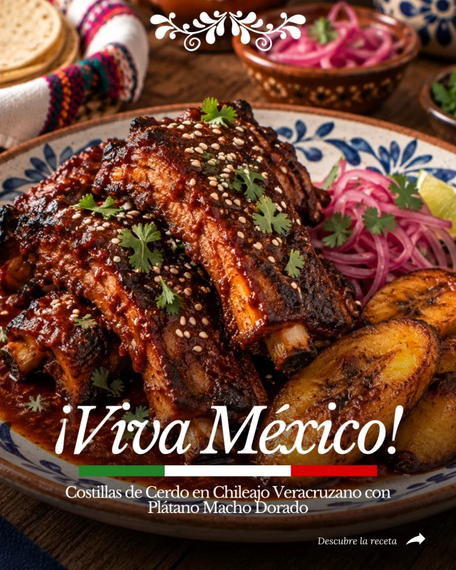 Una combinación intensa, dulce, picante y llena de sabor. 🇲🇽❤️Estas Costillas de Cerdo en Chileajo Veracruzano se cocinan lentamente en una salsa de chile ancho, guajillo, ajo tatemado y especias, hasta quedar increíblemente suaves y jugosas. 🌶️✨El toque final en el horno les da esa superficie brillante, caramelizada y ligeramente tostada, mientras que el plátano macho dorado y la cebolla morada encurtida crean el contraste perfecto en cada bocado.Una receta para disfrutar sin prisas, con tortillas calientes y mucho chileajo. ❤️👇 ¿Te animarías a preparar estas costillas? Cuéntame en los comentarios y encuentra la receta completa en mi página web. ¡El enlace está disponible en mis Historias!¡Seguimos celebrando los sabores de México! 🇲🇽❤️La mesa está puesta, solo me faltas tú. ❤️